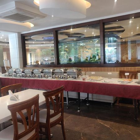 Airport Hotel Le Seasons Neu-Delhi Exterior foto