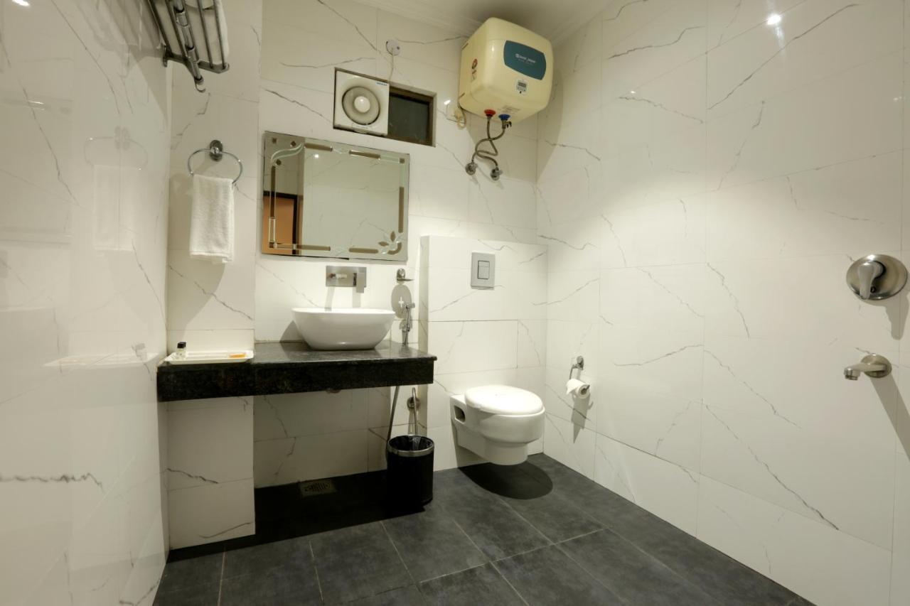 Airport Hotel Le Seasons Neu-Delhi Exterior foto