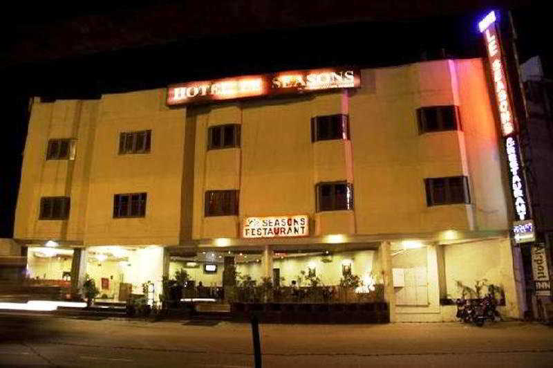Airport Hotel Le Seasons Neu-Delhi Exterior foto