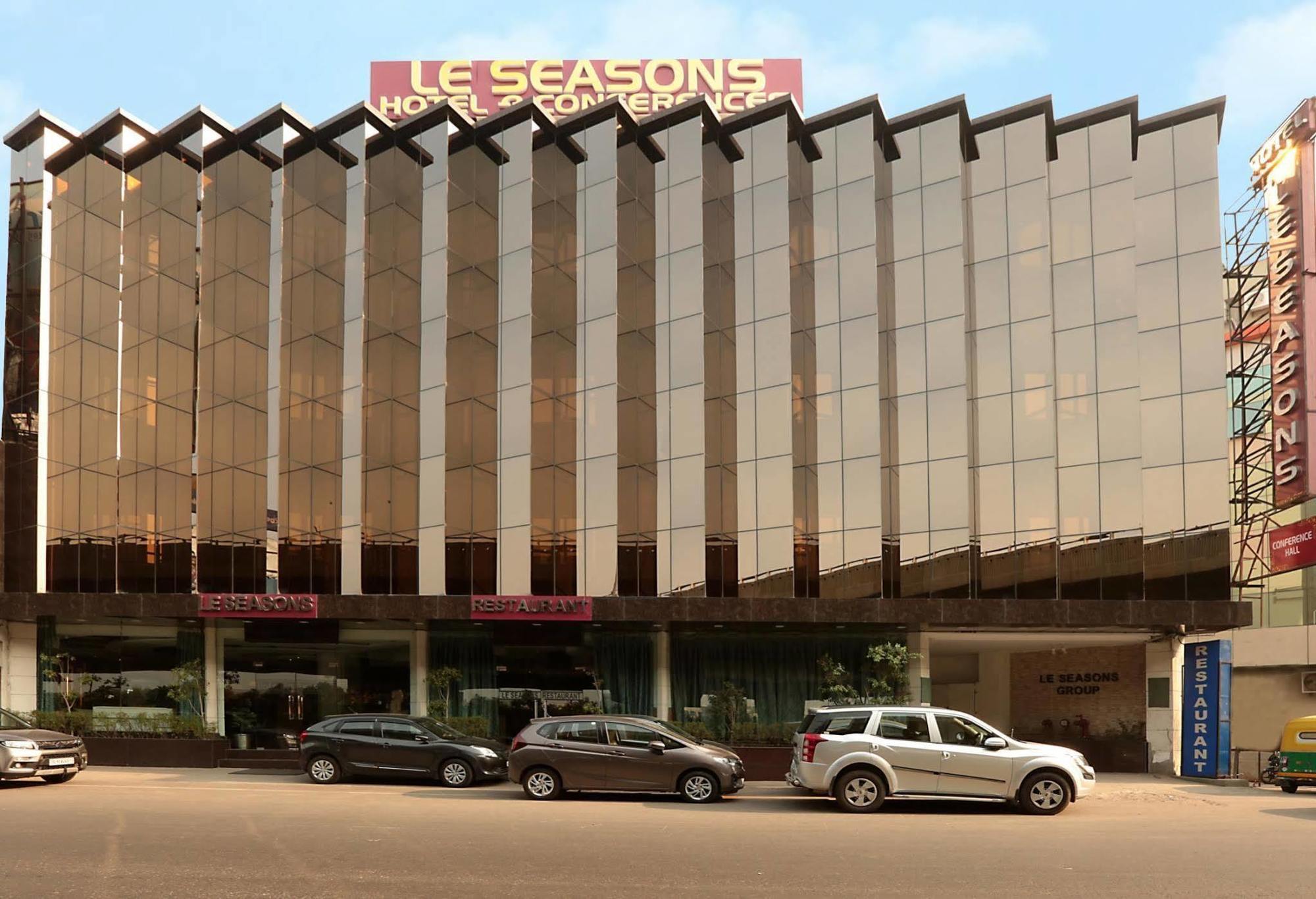 Airport Hotel Le Seasons Neu-Delhi Exterior foto